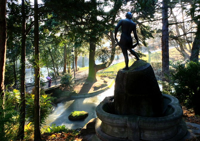 Weibliche Figur an einer Quelle (Wien, Türkenschanzpark) Weibliche Figur an einer Quelle (Wien, Türkenschanzpark)